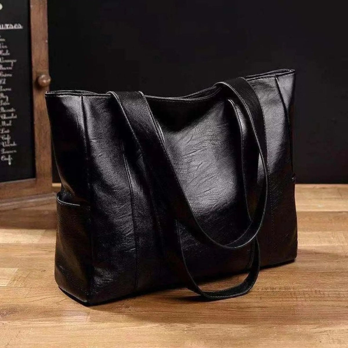 Elegant Leather Shoulder Bag with Retro Touch and Smooth Surface