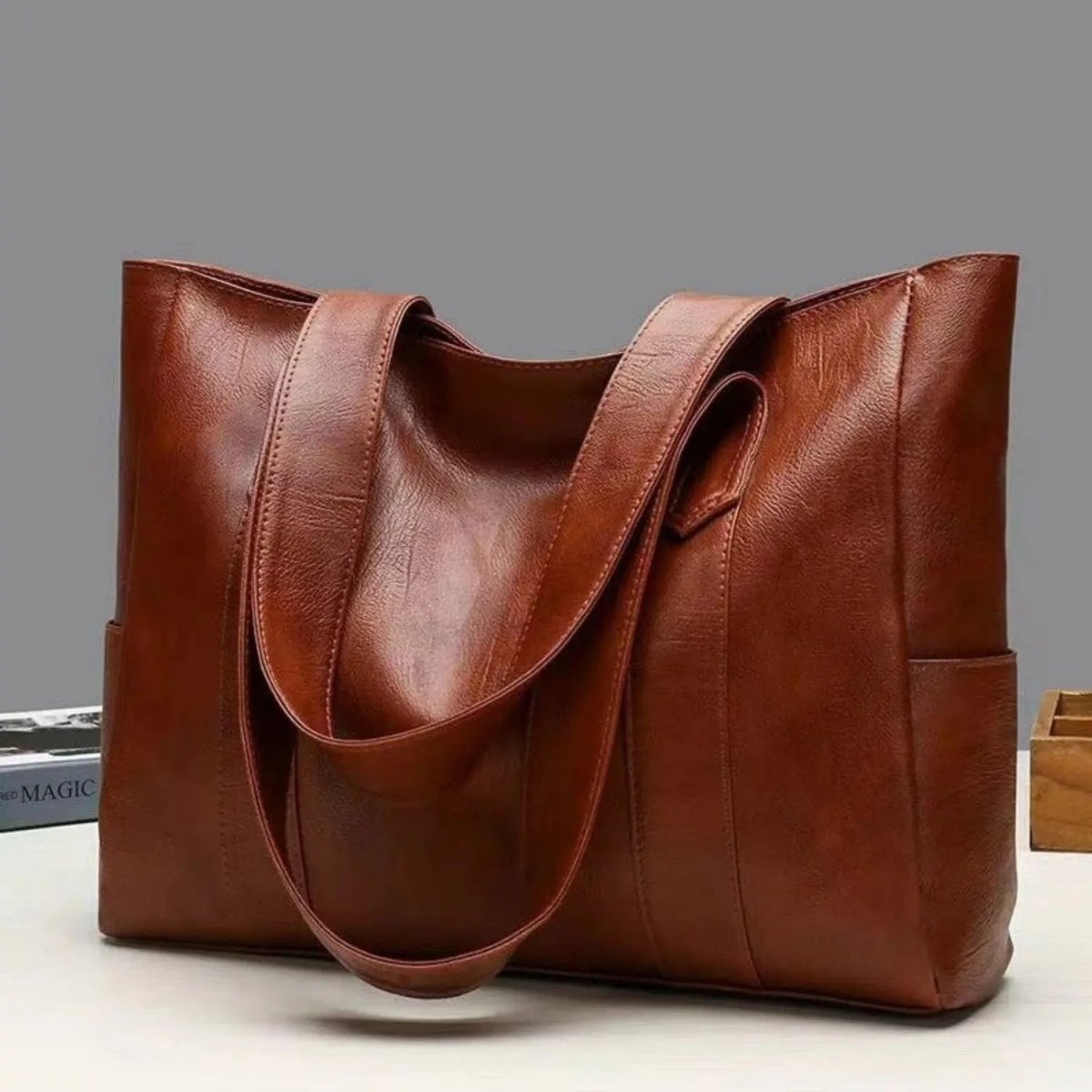 Elegant Leather Shoulder Bag with Retro Touch and Smooth Surface