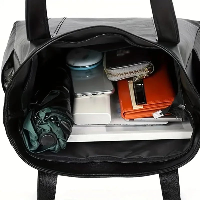 Elegant Leather Shoulder Bag with Retro Touch and Smooth Surface