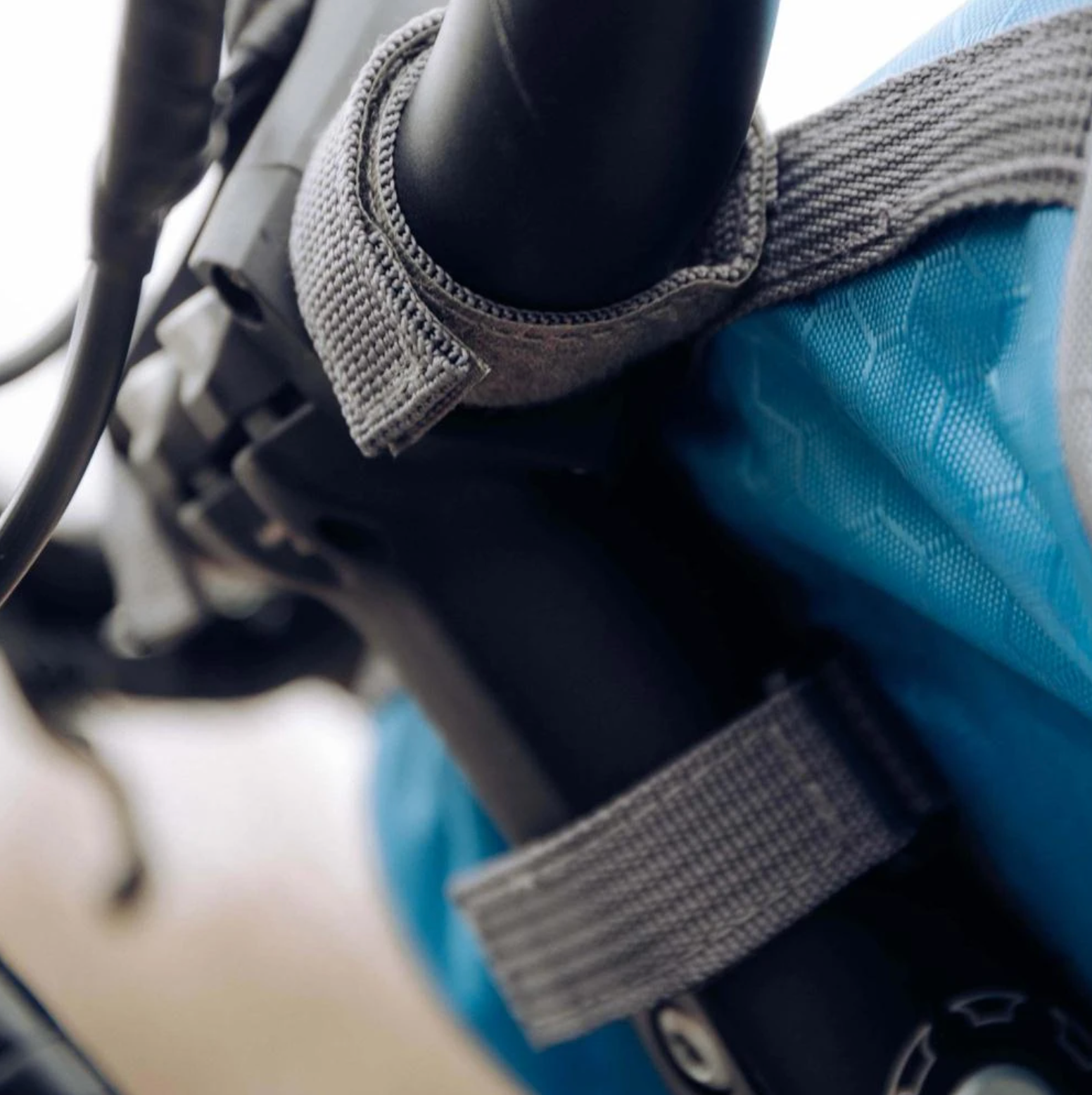 Compact Bike Handlebar Bag with Phone Pocket – Convenient Storage for On-the-Go